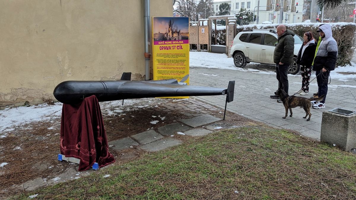 Jsou to koblihy, tepou lidé vedení Opavy za to, že neposkytlo náměstí pro maketu ruského dronu